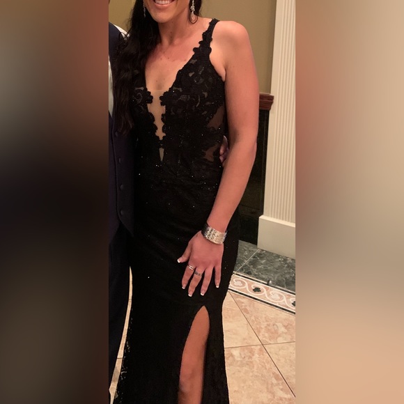 La Femme Sparkle Lace Plunge Neck Gown
BLACK, Size 6
Item: #6170000 - Picture 3 of 3